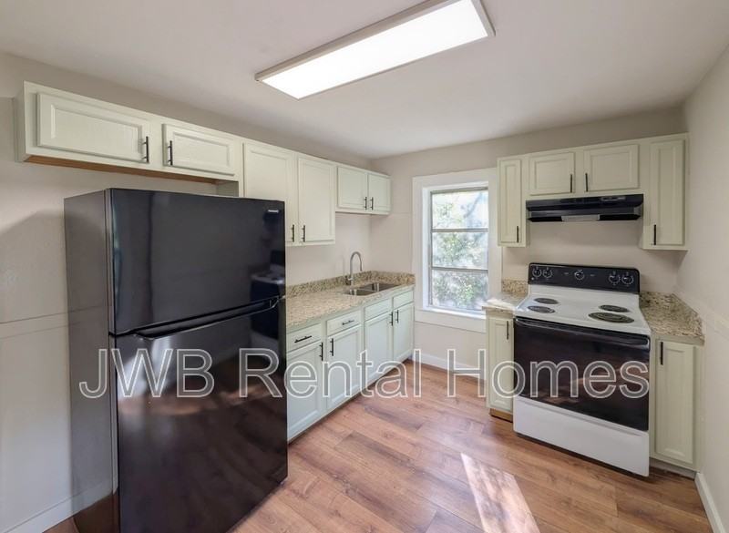 1810 W 24th St - Photo 4 of 13