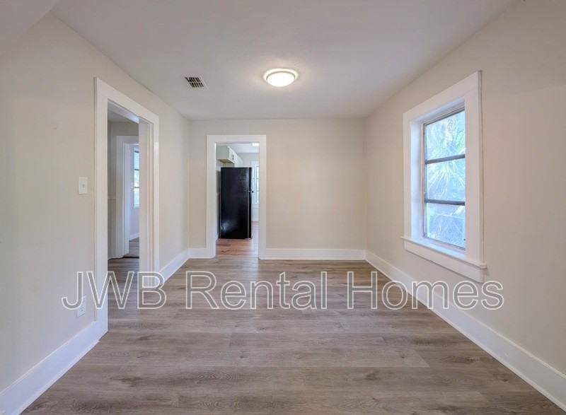 1810 W 24th St - Photo 5 of 13