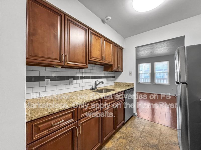 518 Clawson St - Photo 6 of 21