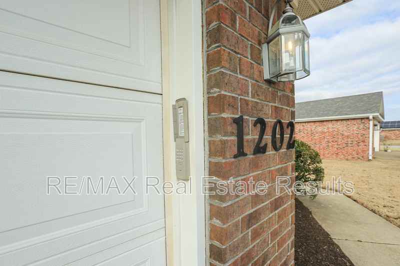 1202 Sw Cabriolet St - Photo 4 of 32