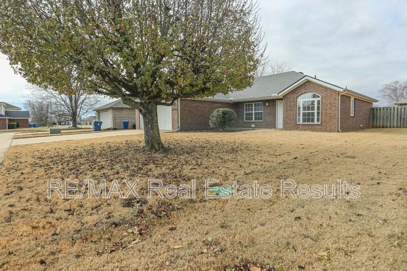 1202 Sw Cabriolet St - Photo 5 of 32