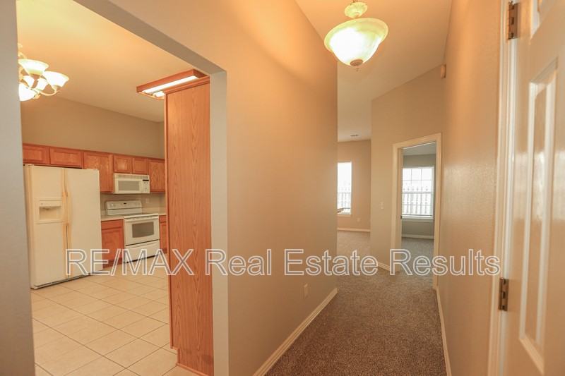 1202 Sw Cabriolet St - Photo 7 of 32