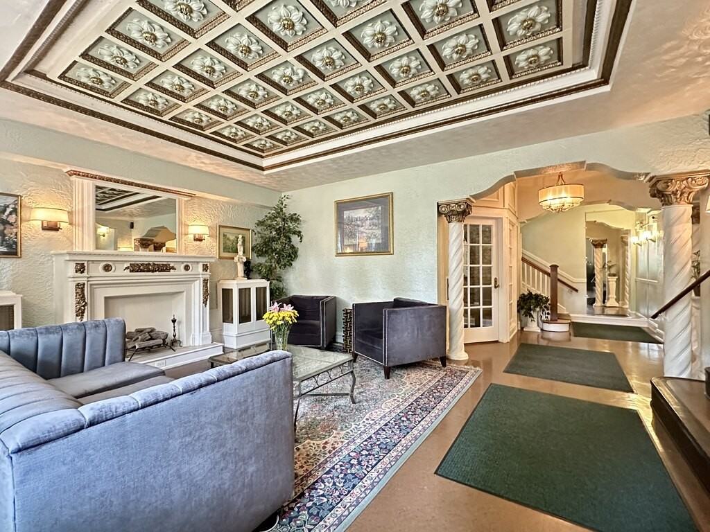 4531 N Ashland Ave #111 - Photo 3 of 21