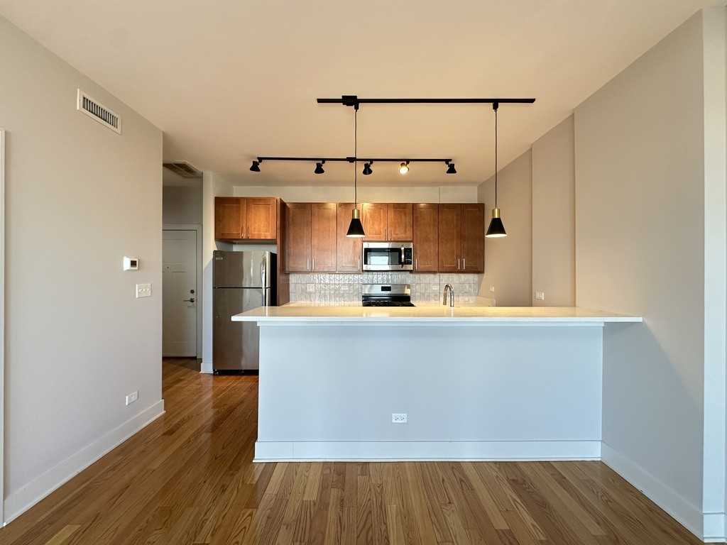 2740 N Spaulding Ave #611 - Photo 2 of 21