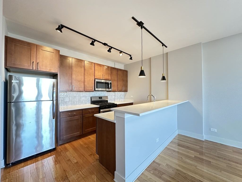 2740 N Spaulding Ave #611 - Photo 3 of 21