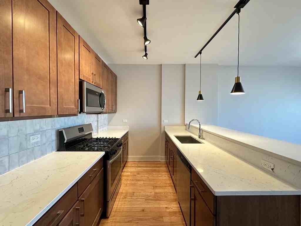 2740 N Spaulding Ave #611 - Photo 4 of 21