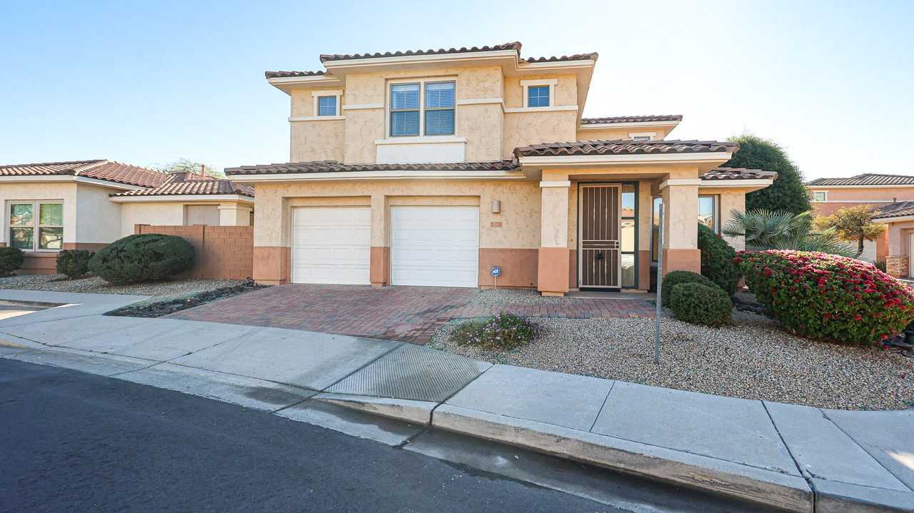 13601 W Cypress St - Photo 2 of 34