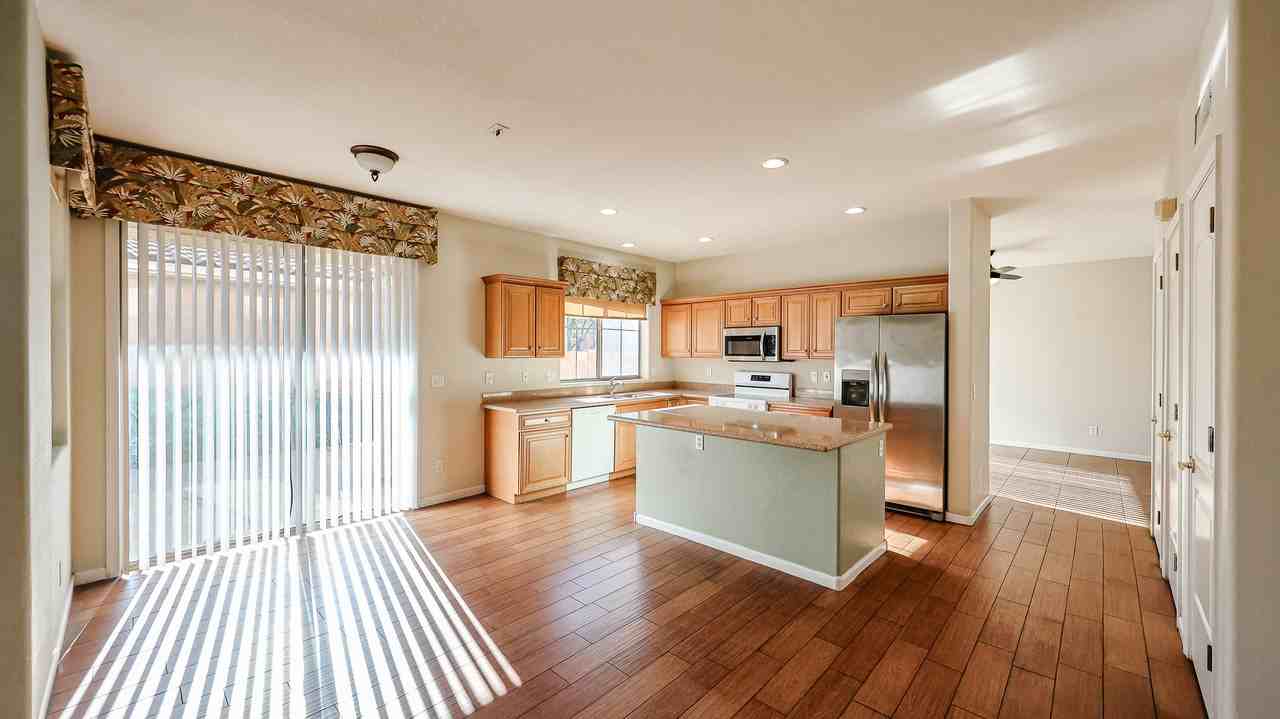 13601 W Cypress St - Photo 4 of 34