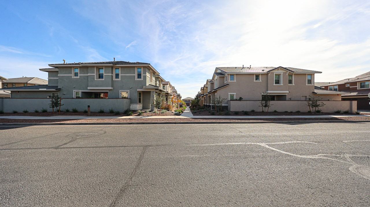 2858 N Evergreen St - Photo 2 of 32