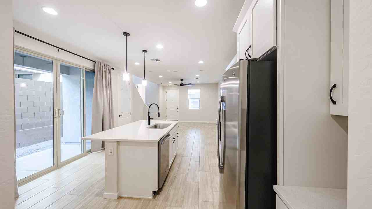 2858 N Evergreen St - Photo 6 of 32