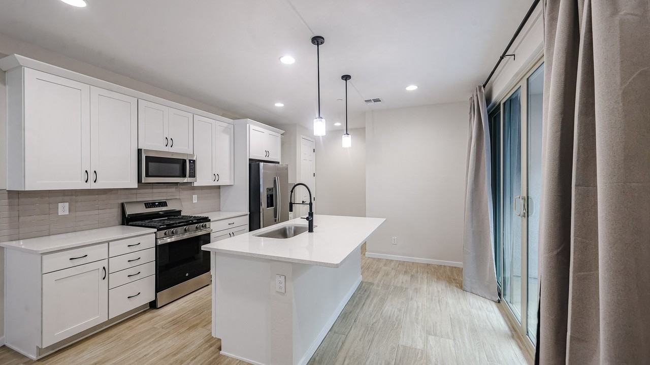 2858 N Evergreen St - Photo 2 of 36