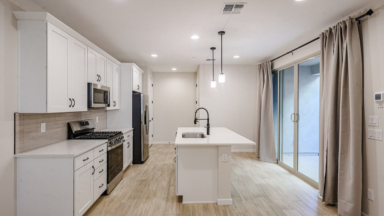 2858 N Evergreen St - Photo 5 of 36