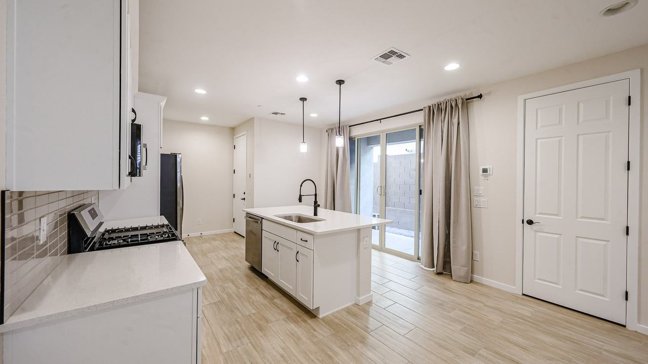 2858 N Evergreen St - Photo 6 of 36