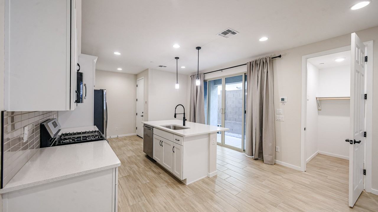 2858 N Evergreen St - Photo 7 of 36