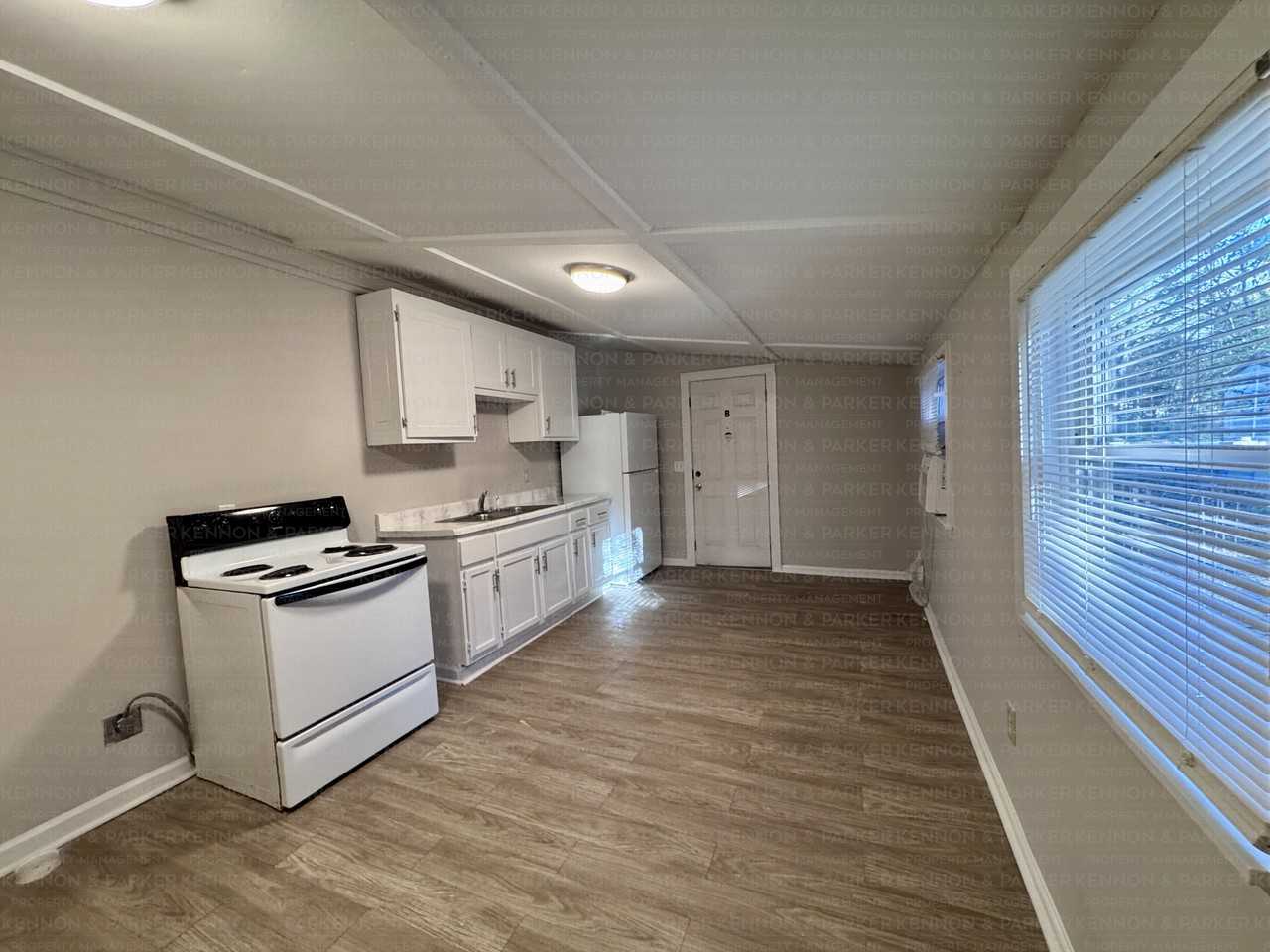 1046 33rd St - Photo 3 of 11