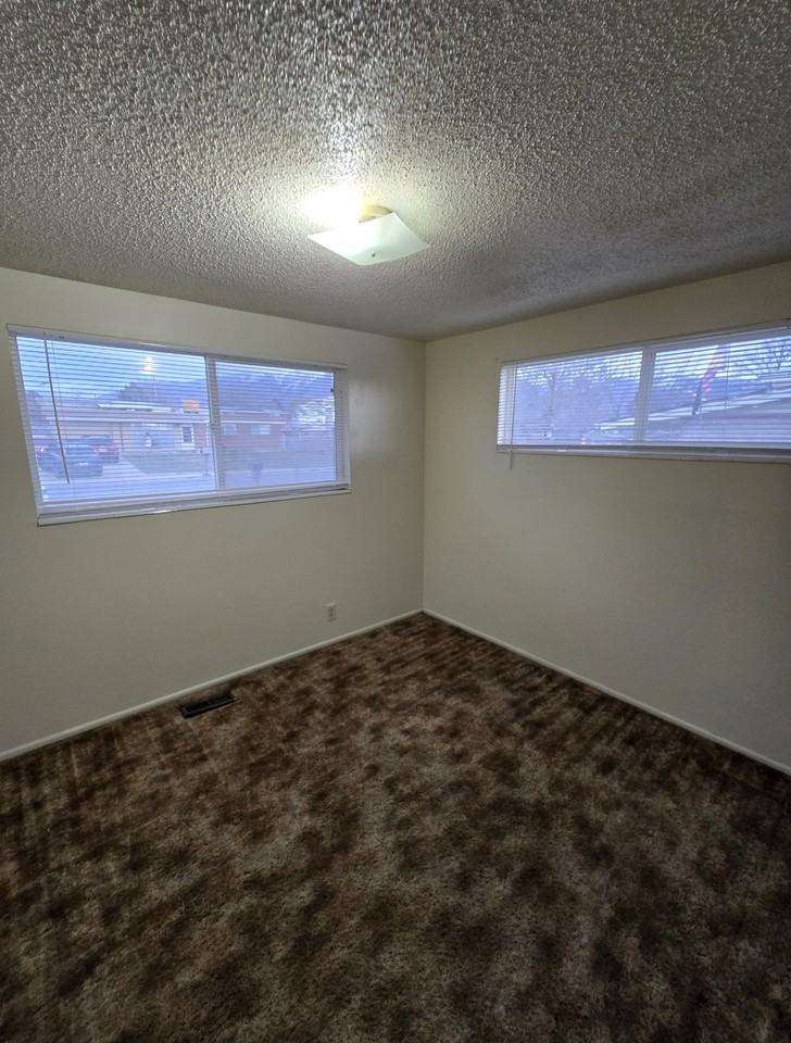 875 Sapphire Dr - Photo 6 of 9