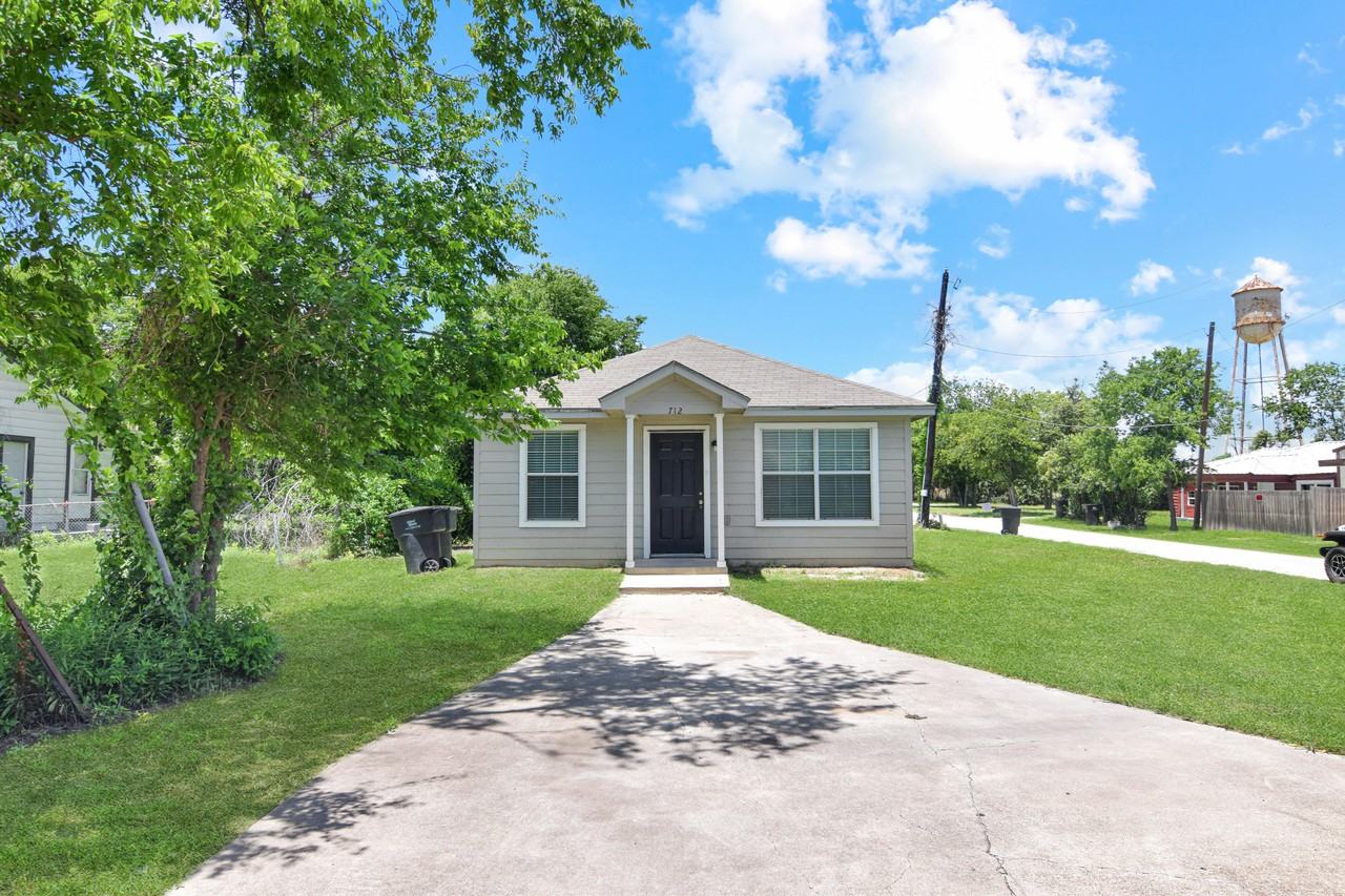 712 Dunbar Rd - Photo 2 of 15