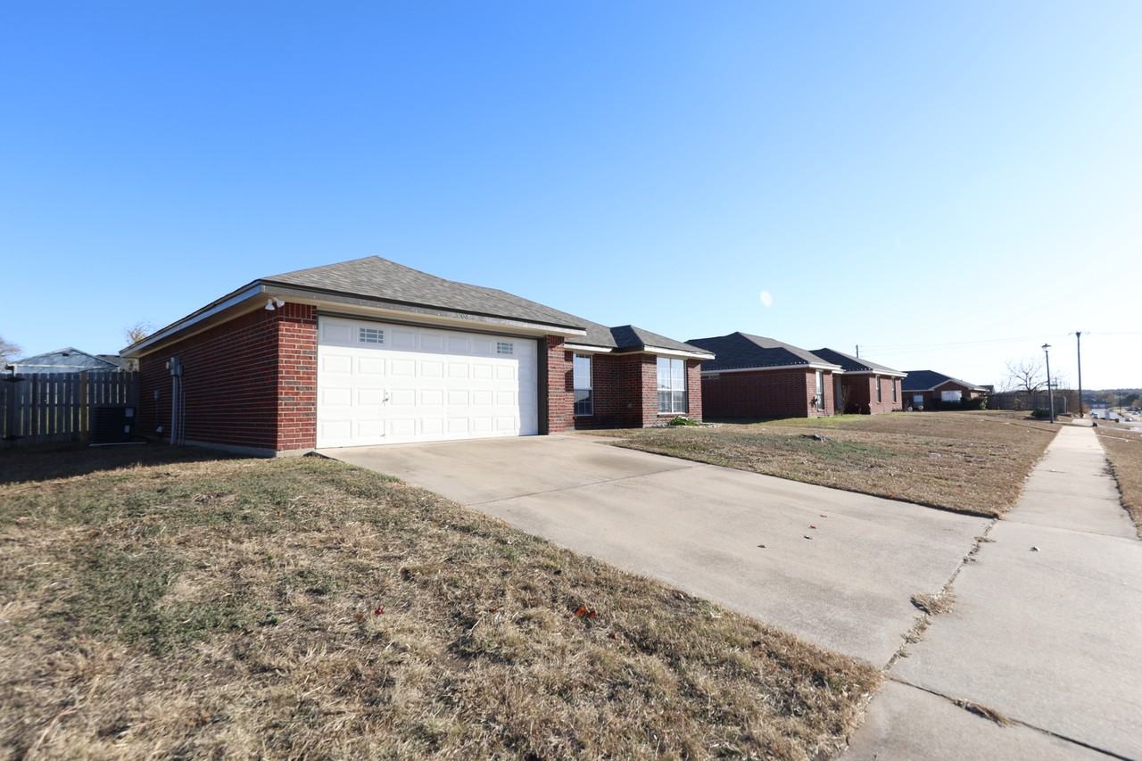 3308 Littleleaf Dr - Photo 3 of 20