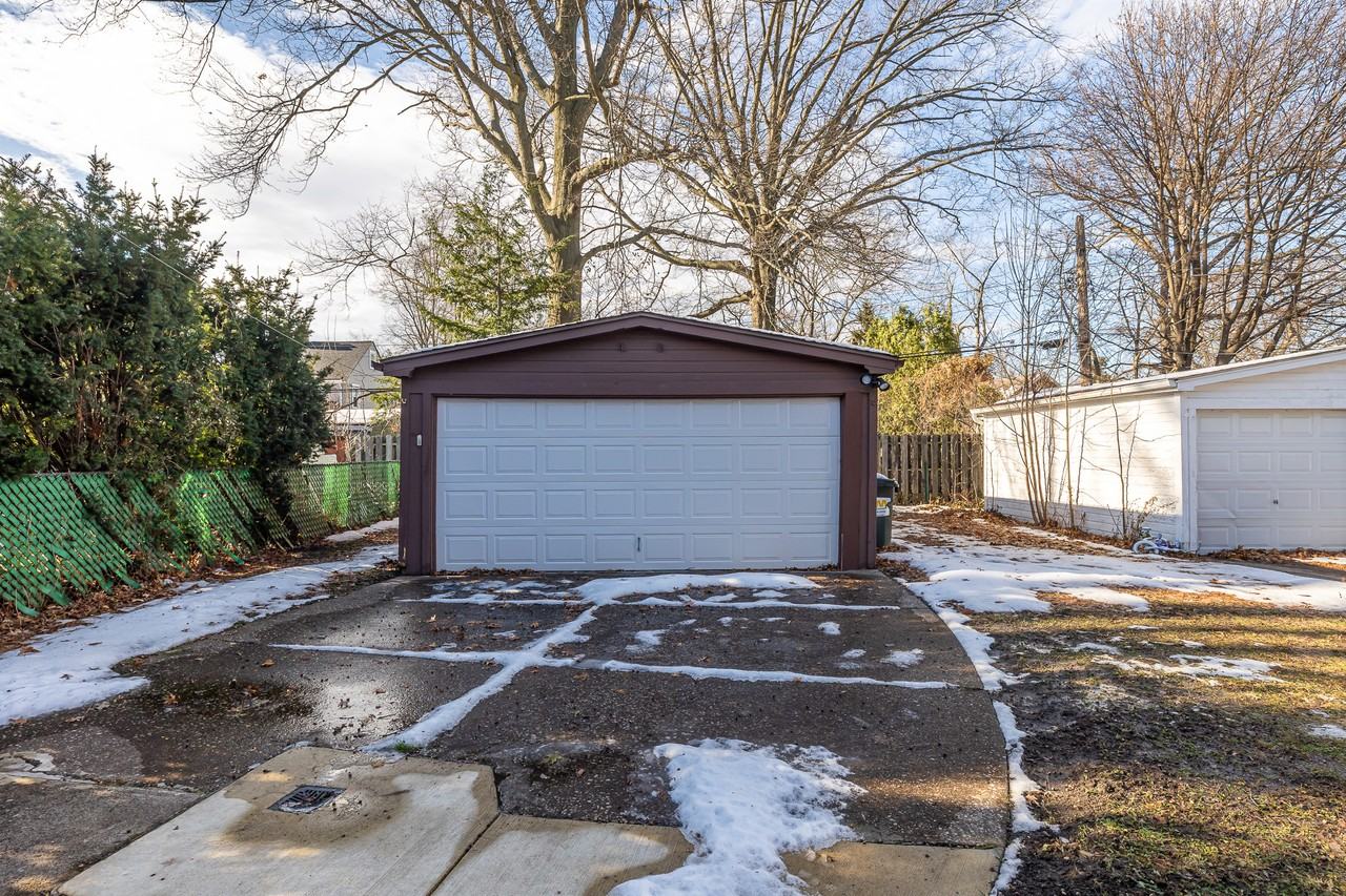 854 Keystone Dr - Photo 3 of 33