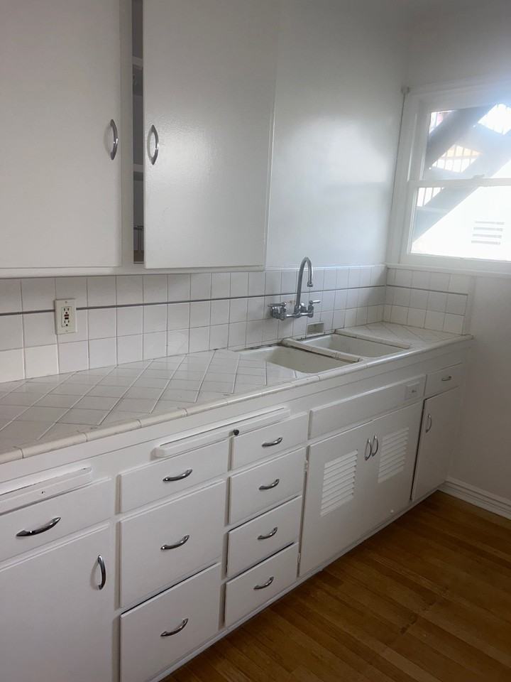 136 S Roxbury Dr #4 - Photo 4 of 9