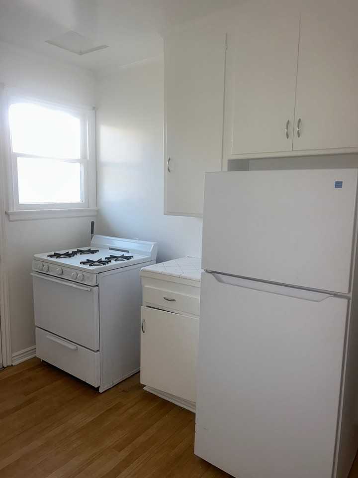 136 S Roxbury Dr #4 - Photo 5 of 9