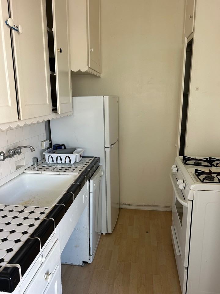 152 S Reeves Dr #104 - Photo 4 of 8