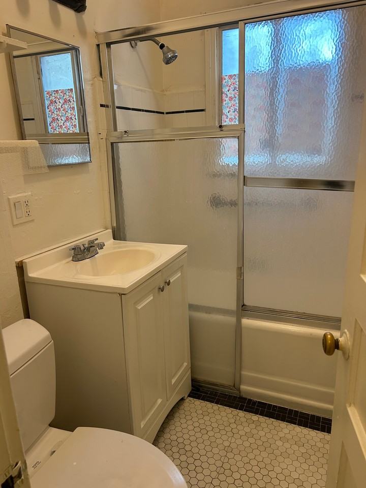 152 S Reeves Dr #104 - Photo 5 of 8