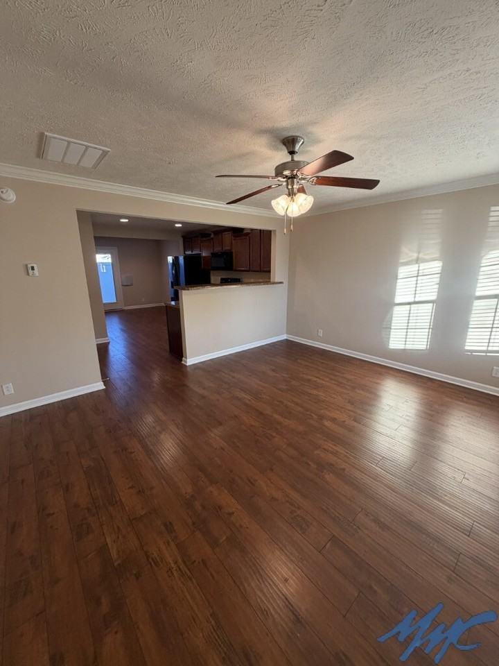 1431 Clydesdale St - Photo 2 of 16