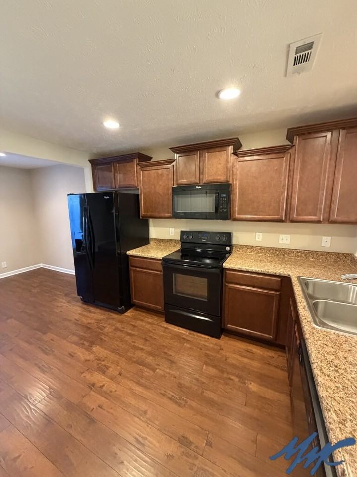 1431 Clydesdale St - Photo 3 of 16