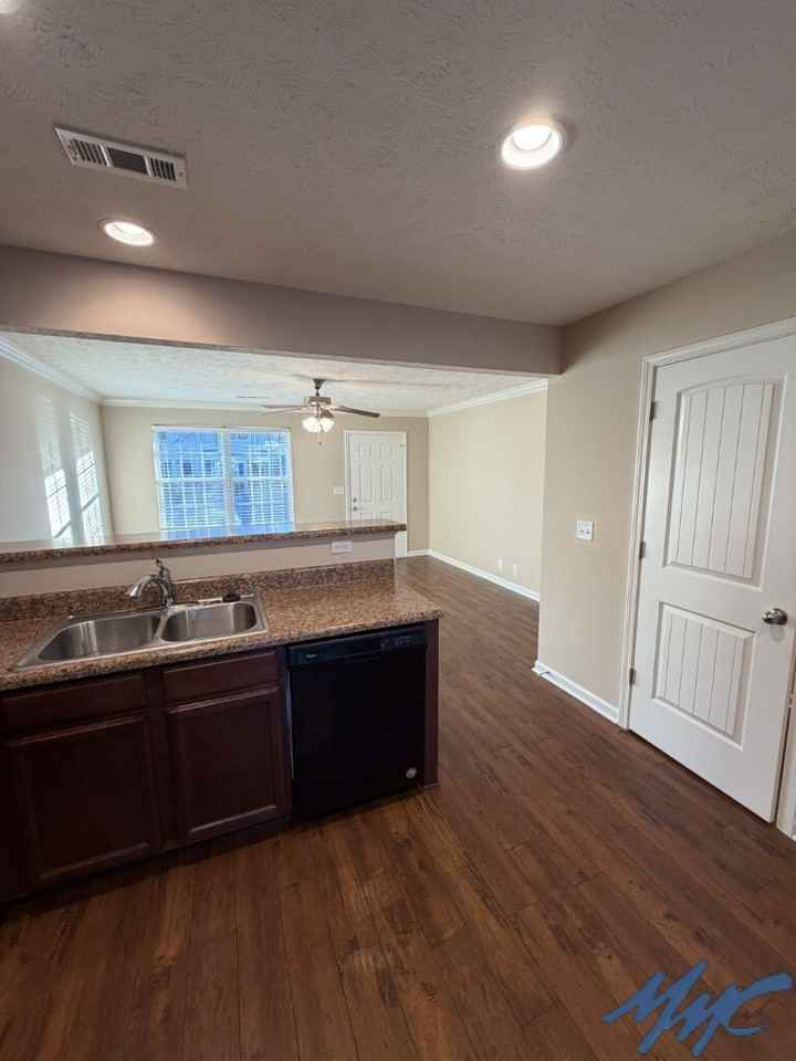 1431 Clydesdale St - Photo 4 of 16