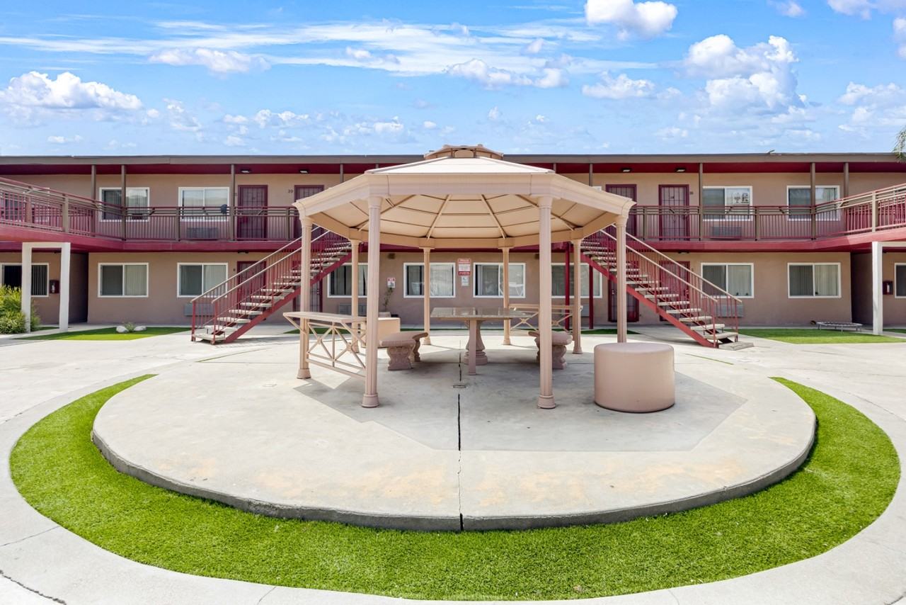 Rose Gardens - Photo 4 of 7