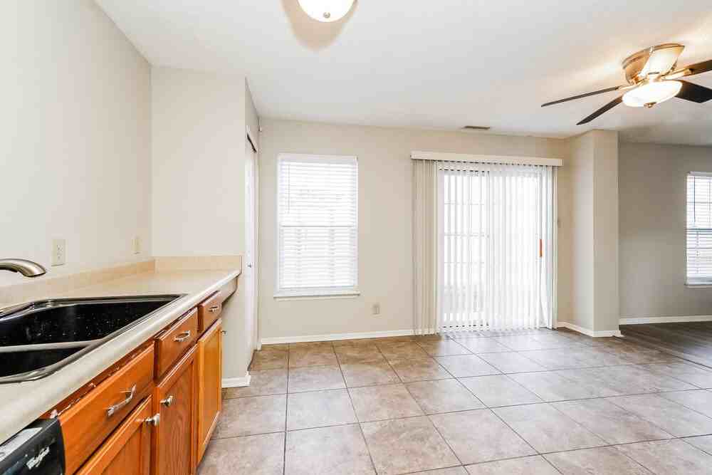 3012 Earlswood Ln - Photo 5 of 17