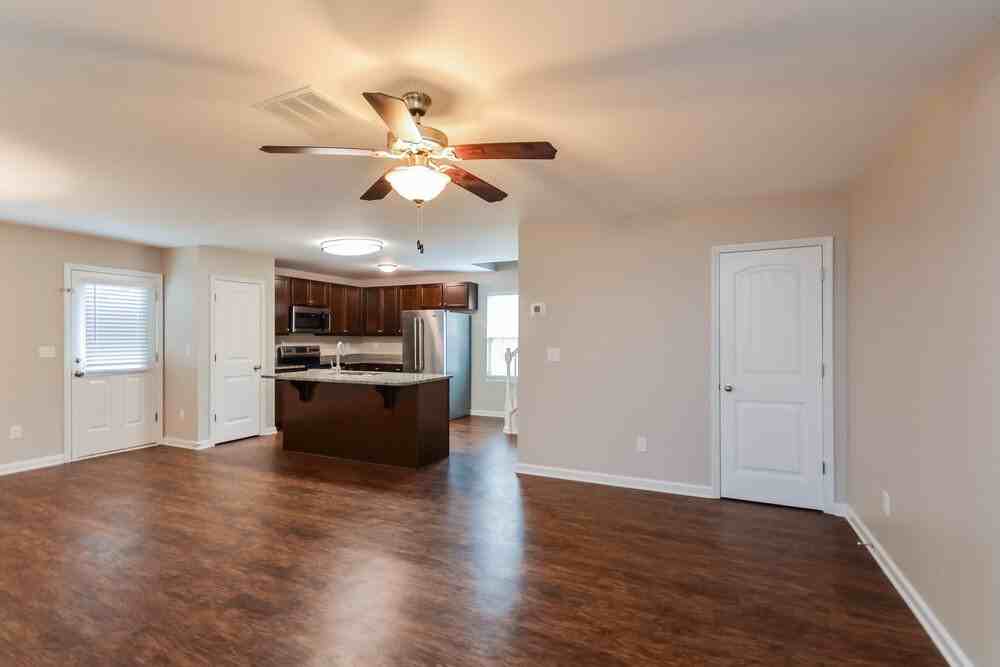 255 Eagles Pkwy - Photo 4 of 17