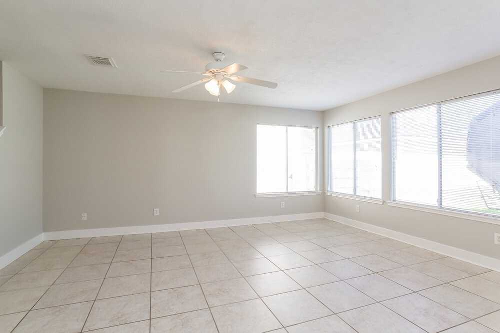 10202 Farrell Dr - Photo 3 of 16