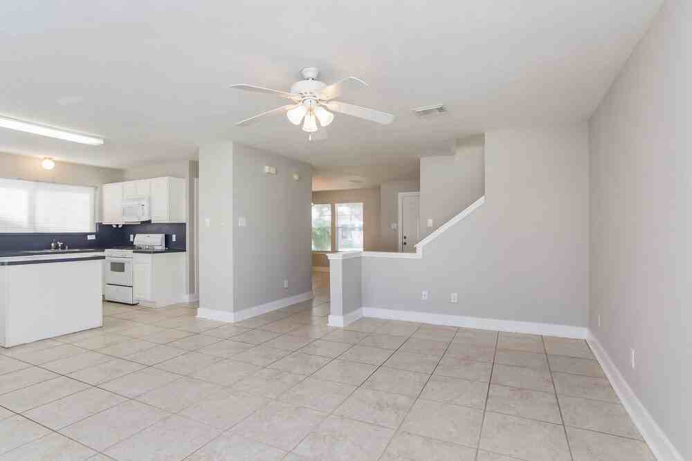 10202 Farrell Dr - Photo 4 of 16