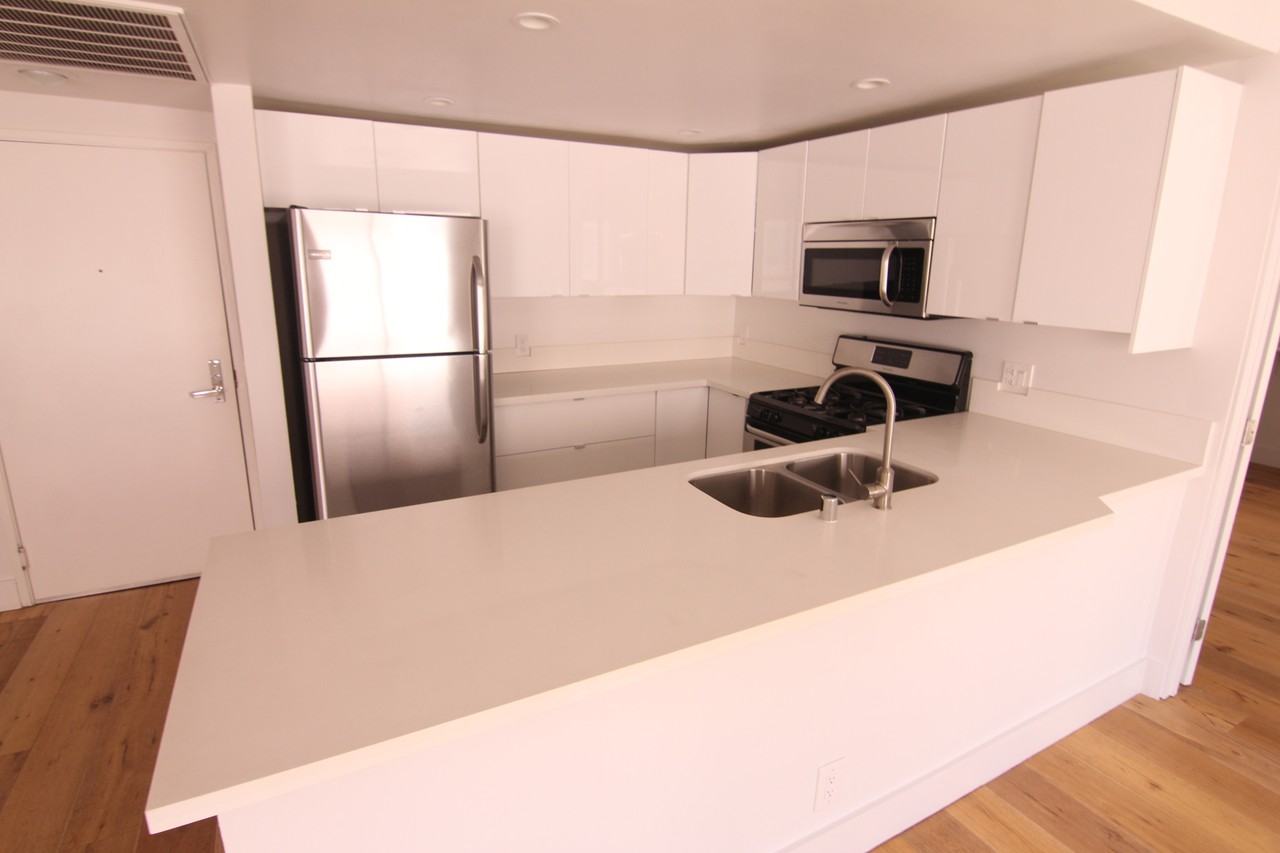 939 Palm Ave #306 - Photo 2 of 15