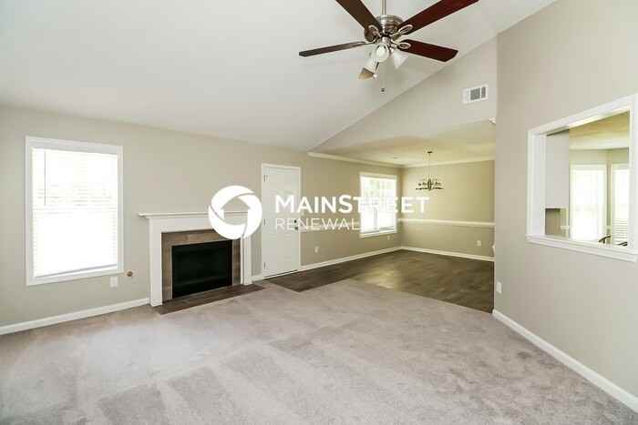 1012 Forest Gln - Photo 3 of 16