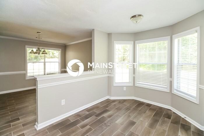 1012 Forest Gln - Photo 3 of 16