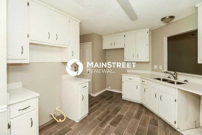 1012 Forest Gln - Photo 5 of 16