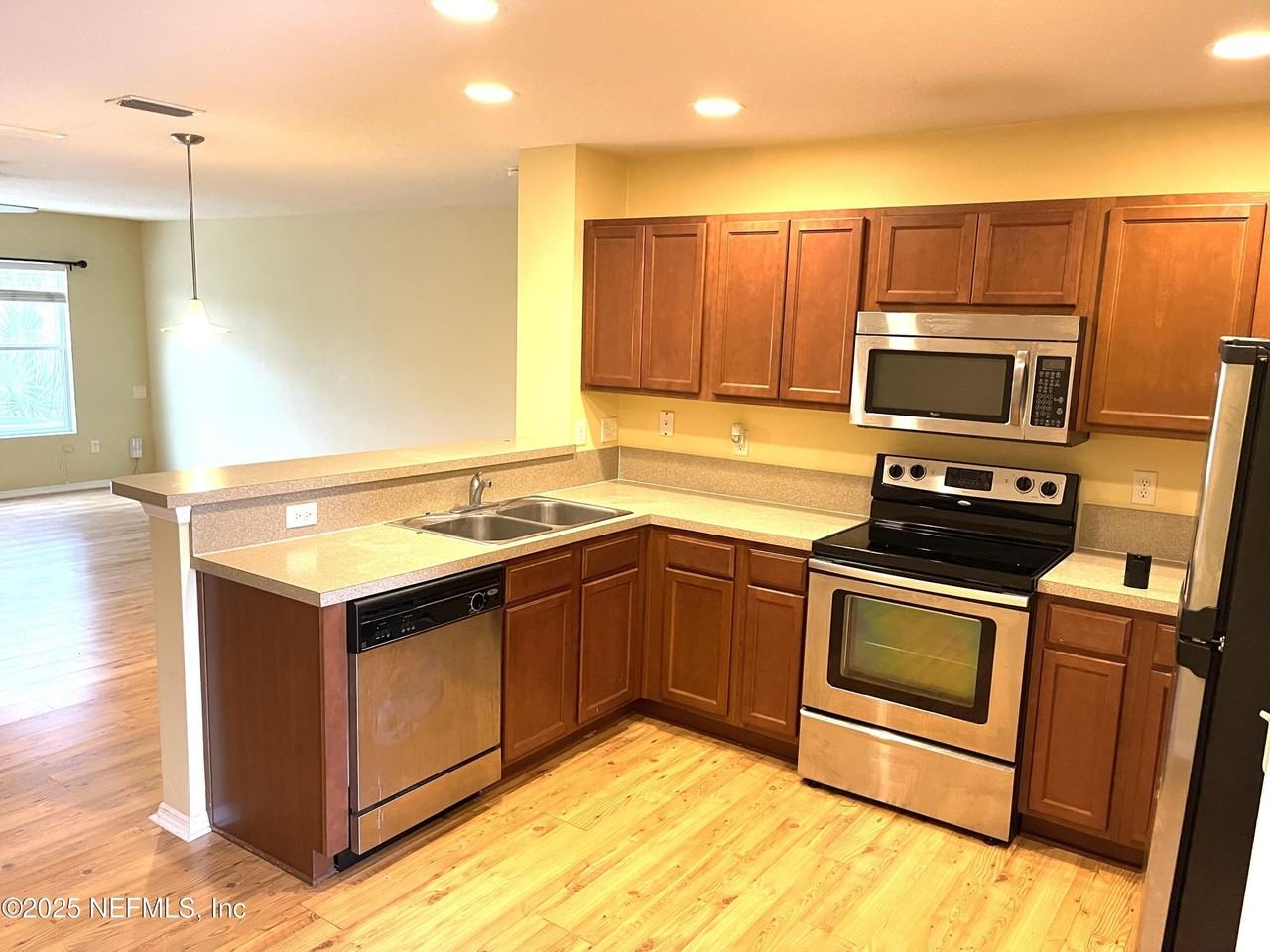 250 Michelangelo Pl - Photo 3 of 10