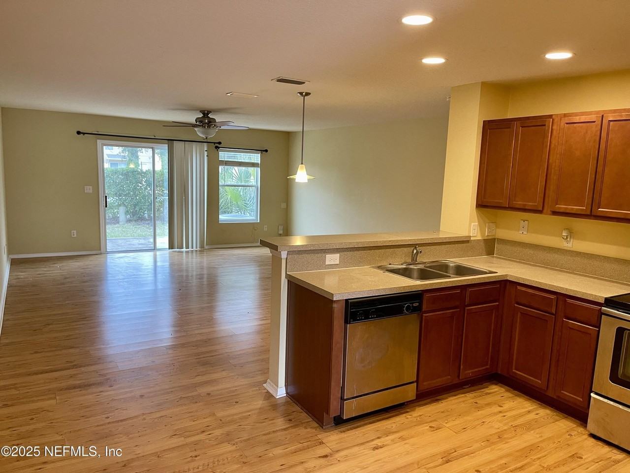 250 Michelangelo Pl - Photo 6 of 10