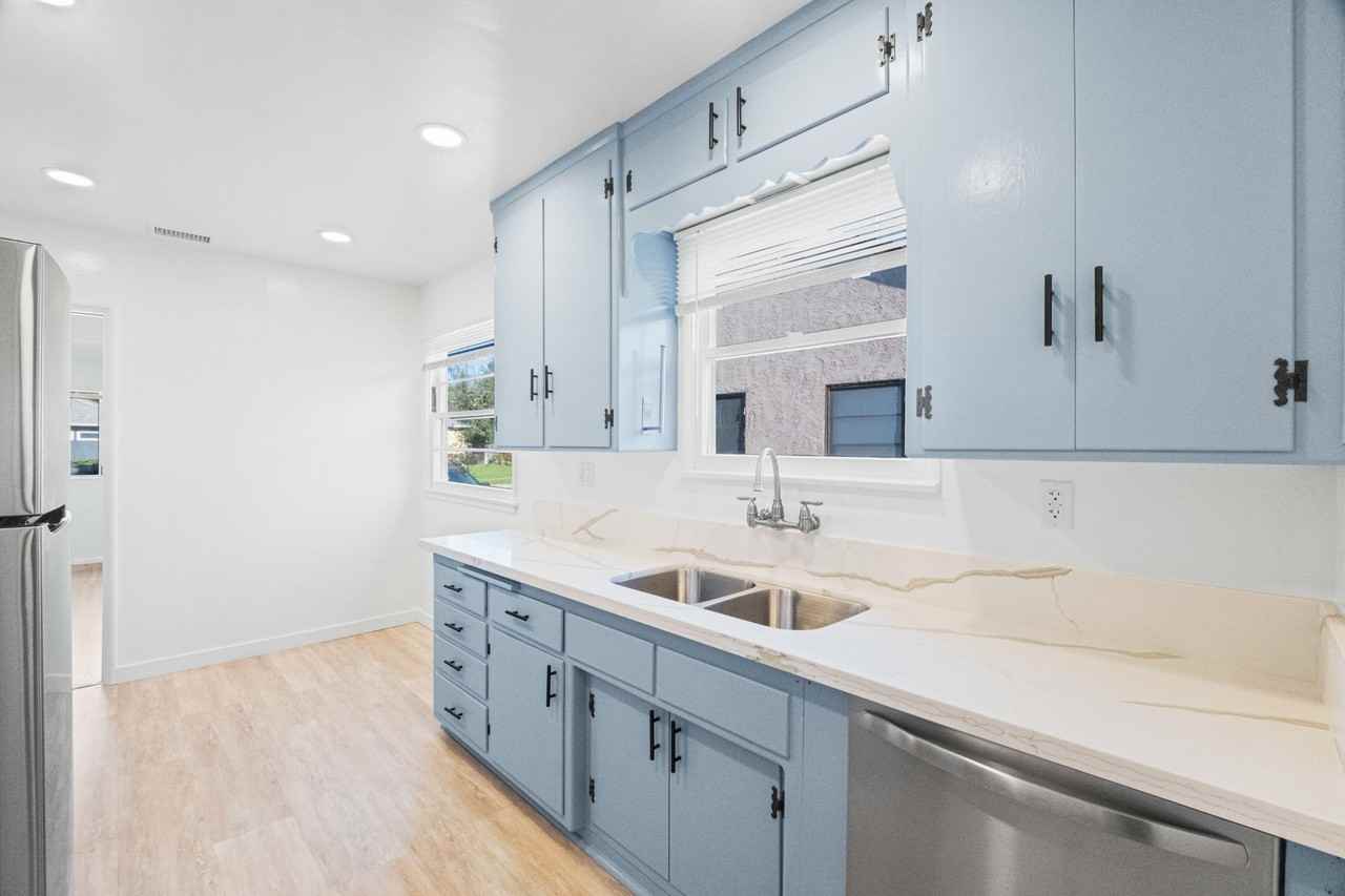 13218 Lake St - Photo 2 of 35