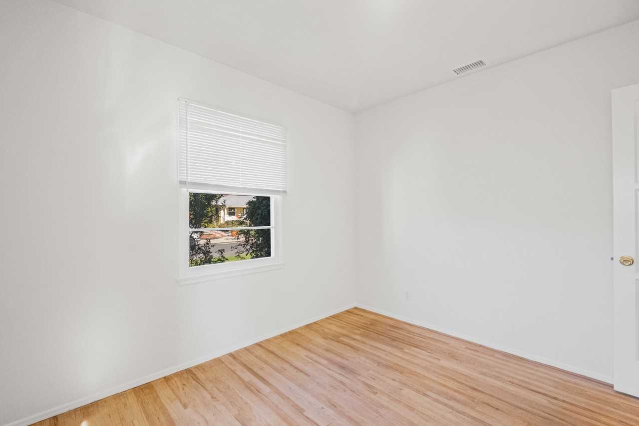 13218 Lake St - Photo 3 of 35
