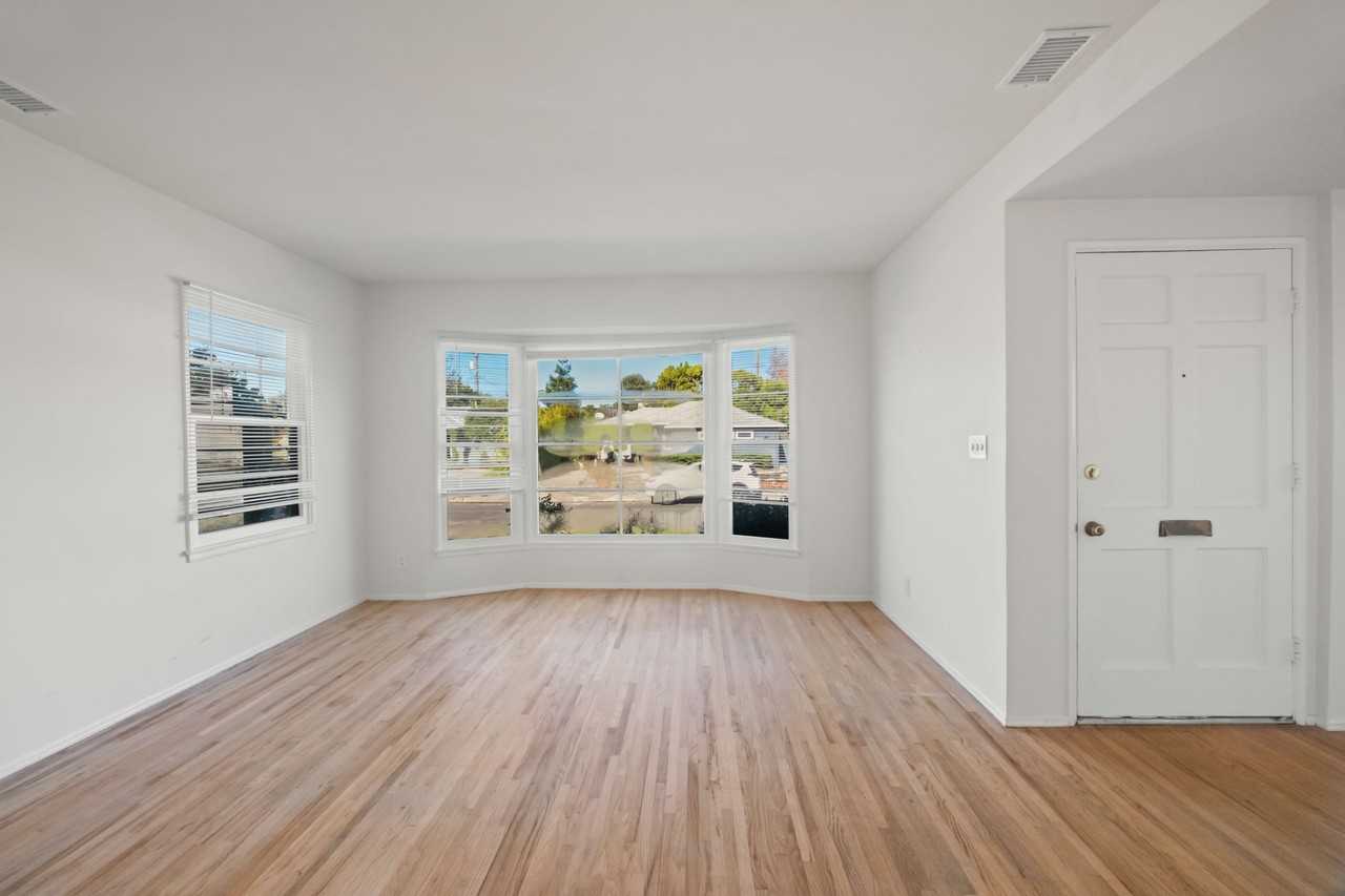 13218 Lake St - Photo 4 of 35