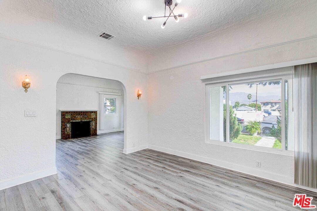 2215 N Niagara St #2215 - Photo 3 of 19