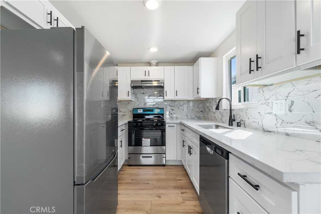 523 W 12th St #523-2 - Photo 2 of 17