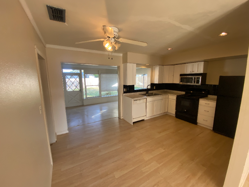 1120 8th Ave Ne - Photo 2 of 12