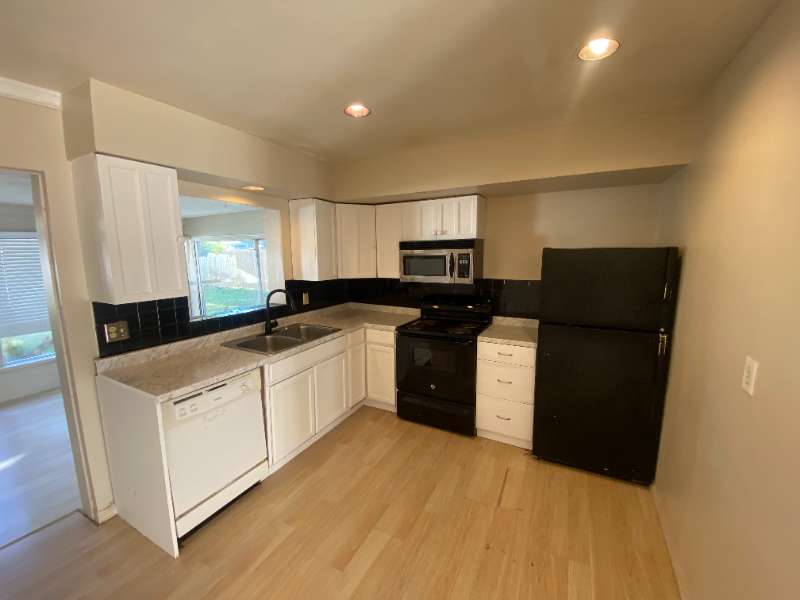 1120 8th Ave Ne - Photo 3 of 12