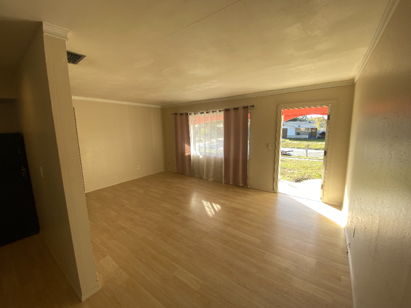 1120 8th Ave Ne - Photo 4 of 12