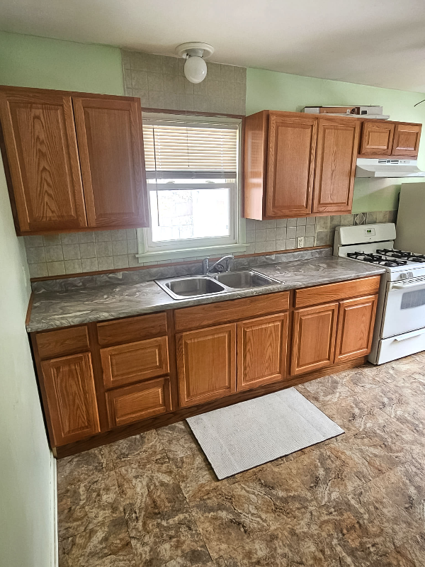 2215 45th Ave Ne - Photo 4 of 14